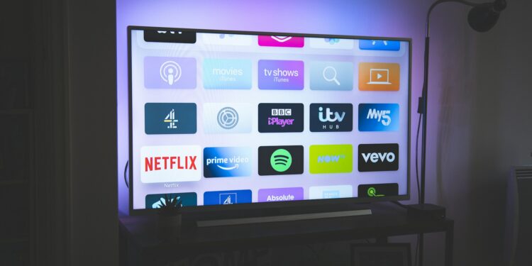 Adeus às Smart TVs: nova tecnologia cabe no bolso e custa muito menos