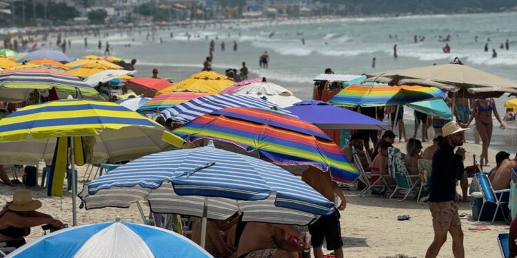 Praia está liberada para cobrar até R$ 200 para turistas acessarem o local