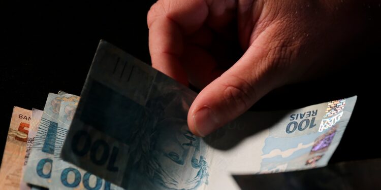 1ª e 2ª parcela da antecipação do 13º salário tem datas definidas pelo governo