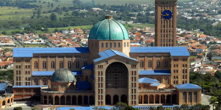 Pequena cidade de 35 mil habitantes que vem perdendo população tem a segunda maior igreja católica do mundo