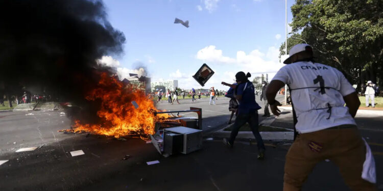 Quem for flagrado cometendo vandalismo vai receber multa de R$ 9,8 mil após nova lei ser aprovada
