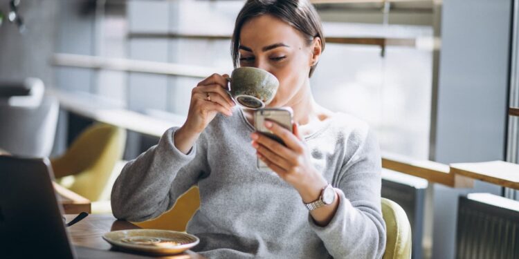 Como relaxar antes de dormir após tomar muito café durante o dia