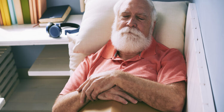 Idosos que cochilam muito podem estar apresentando problema de saúde