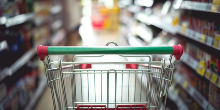 Famosa rede de supermercados aposta em unidades sem caixas e nem filas