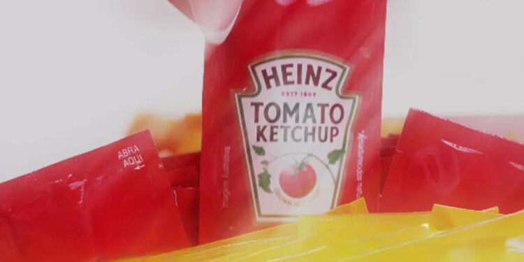 Lanchonetes terão que eliminar sachês de ketchup, maionese e mostarda a partir de agosto após determinação da União Europeia
