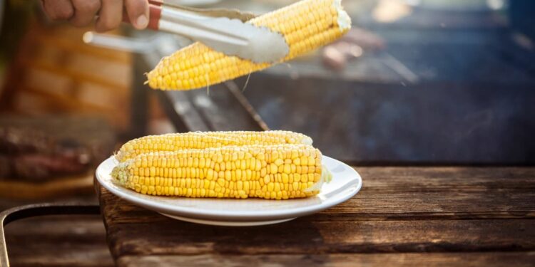 Melhor maneira de cozinhar milhos e manter nutrientes não é em água fervente