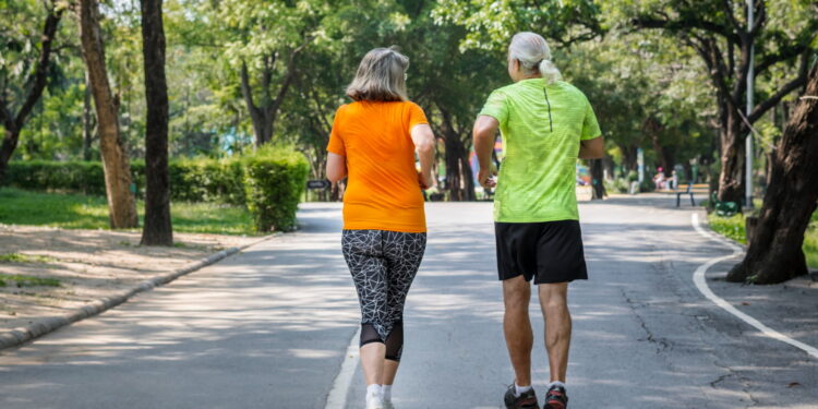Especialistas indicam a distância ideal que idosos devem caminhar por dia