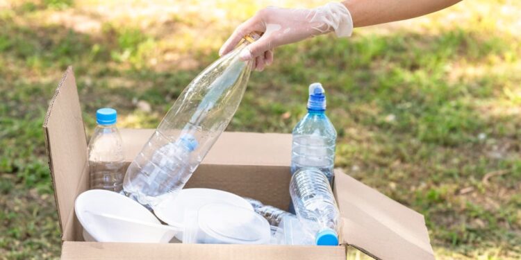 Quem levar garrafas plásticas de volta ao mercado vai ganhar desconto na compra a partir de abril neste país