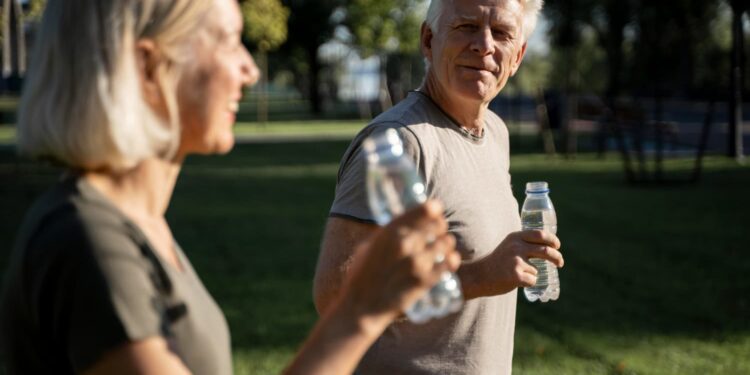 Idosos acima de 60 anos que tomam bastante água garantem 4 benefícios
