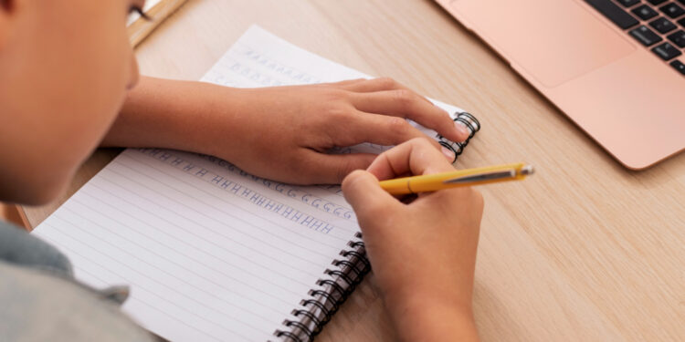 Estudantes que rabiscam seus cadernos nas aulas costumam desenvolver uma vantagem significativa