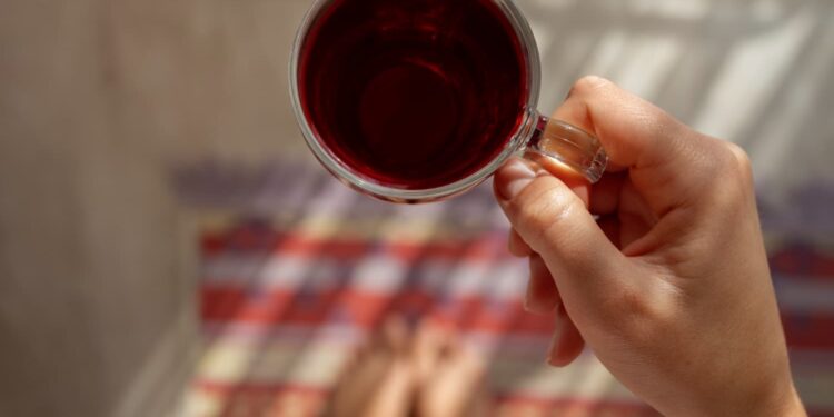 Chá de hibisco: como consumir corretamente e seus benefícios