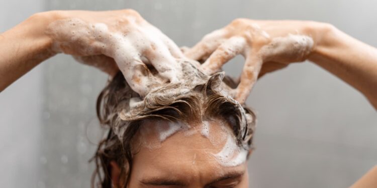 Especialistas alertam para ricos de lavar os cabelos todos os dias