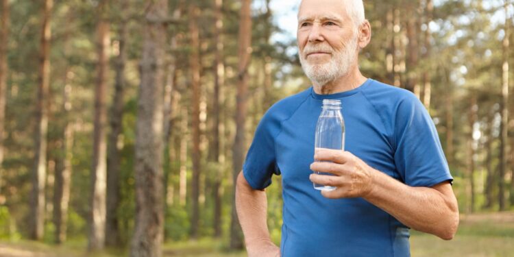 Idosos acima de 60 anos que tomam bastante água garantem 4 benefícios