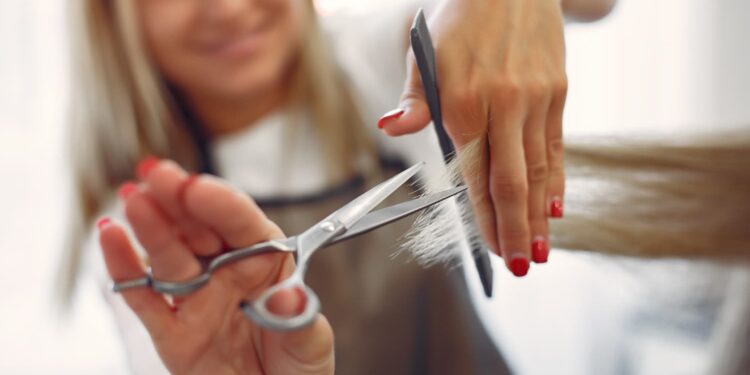 Astrologia determina melhor dia para cortar unhas e cabelos