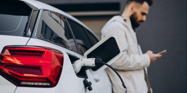 Carro elétrico mais barato do Brasil saiu de parceria entre uma marca brasileira e outra chinesa