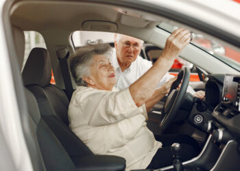 Idosos acima de 60 anos com problema na coluna podem comprar carro novo com até 30% de desconto