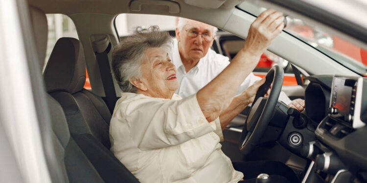 Idosos acima de 60 anos com problema na coluna podem comprar carro novo com até 30% de desconto