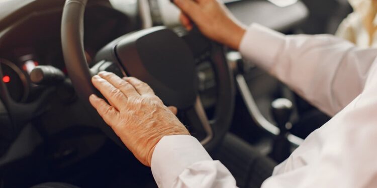 Idosos acima de 65 anos precisarão cumprir exigências médicas para renovar a Carteira de Habilitação a partir de agora neste país