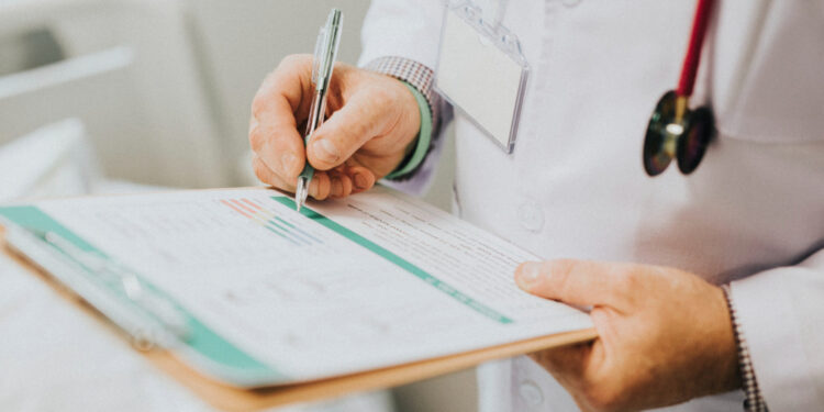 Novas regras para atestados médicos começam a valer em todo o Brasil