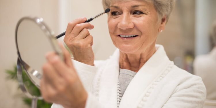 Dicas de maquiagem para idosas acima de 65 anos