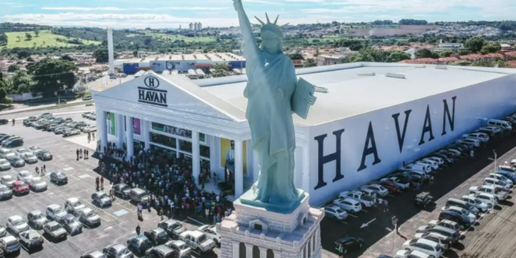 Enquanto Havan deseja empregar 25 mil pessoas em 2026, maior varejista do Brasil já alcançou 130 mil funcionários