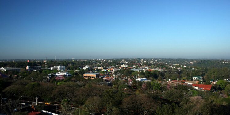 Brasileiros estão indo morar em país vizinho cada vez mais