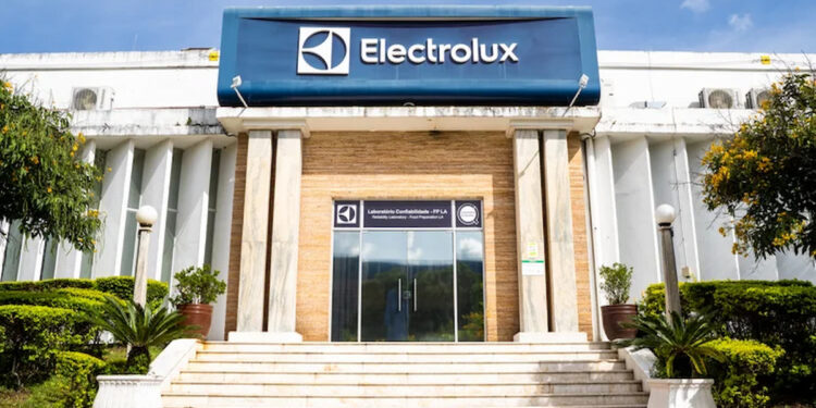 Electrolux vai fechar fábrica no fim de abril e 400 funcionários devem perder o emprego neste país