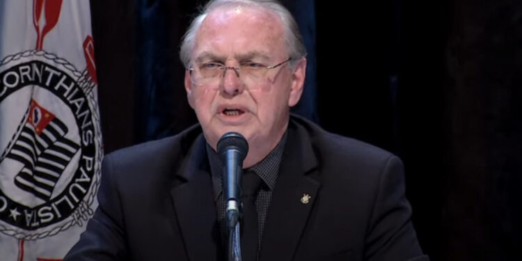 Famoso goleiro Júlio César assina contrato com o Corinthians