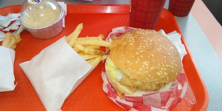 Alimentos inflamatórios que você deve evitar consumir ao máximo