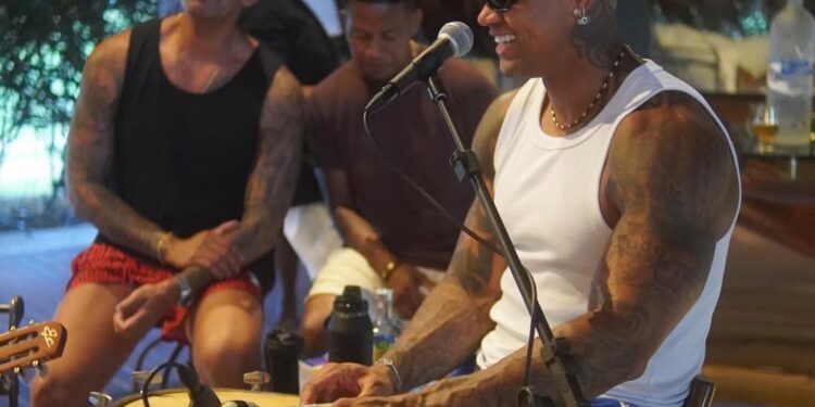 Léo Santana arranjou novo jeito de ganhar dinheiro longe dos palcos