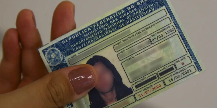 Lei aprovada por Lula garante CNH gratuita para brasileiros com dinheiro ganho com multas