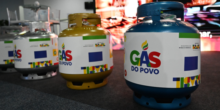 Brasileiros com cartão de débito da Caixa conseguem liberar o vale-recarga do Gás do Povo