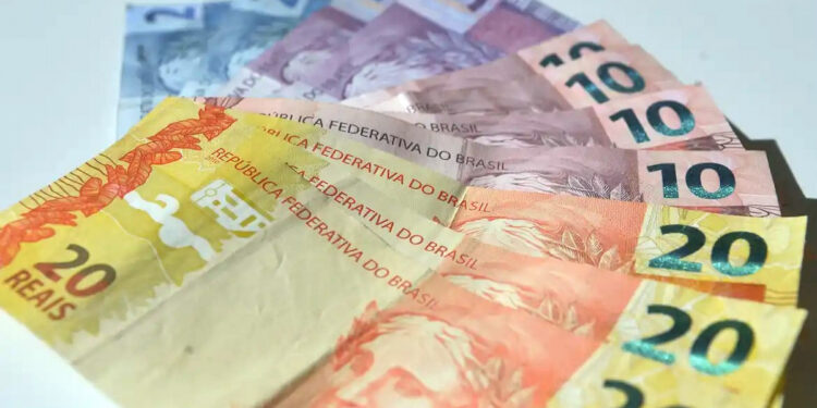 Lei começou a valer no Brasil e salário mínimo reajustado para R$ 2.106,00