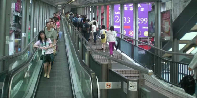 Governo instala maior escada rolante do mundo com quase 1 km e resolve problema de moradores em região montanhosa