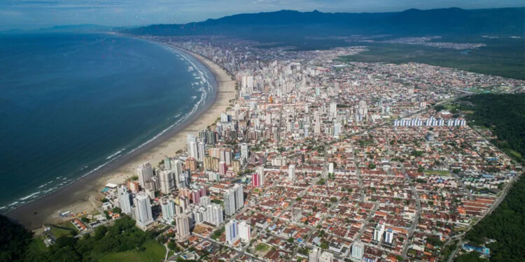 Quarta cidade turística mais procurada do Brasil tem praia com orla urbanizada de 22,5 km de extensão