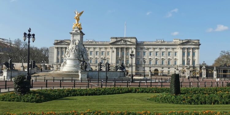 Maior casa do mundo abriga apenas 4 pessoas e supera em 36 vezes o tamanho do Palácio de Buckingham