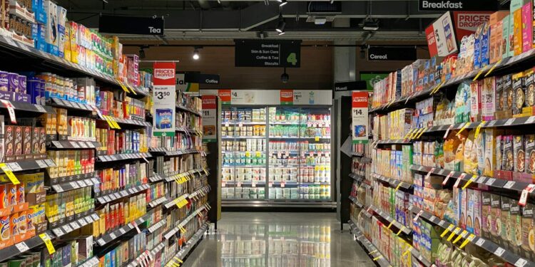 Maior rede de supermercados do Norte começou em barcos e hoje fatura R$ 5,4 bilhões