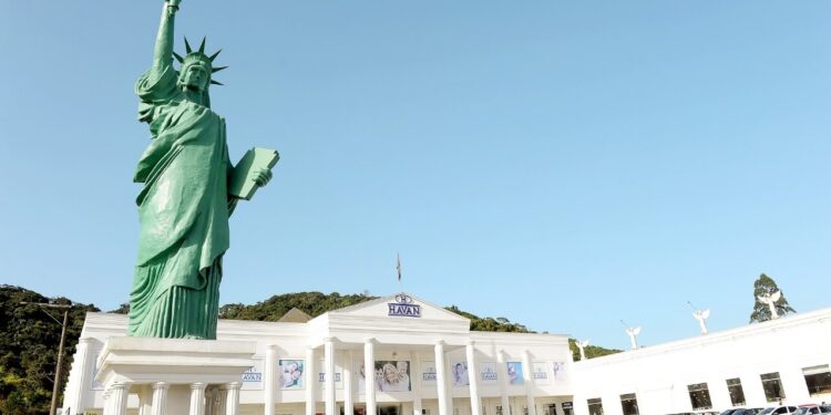 Enquanto Havan deseja empregar 25 mil pessoas em 2026, maior varejista do Brasil já alcançou 130 mil funcionários