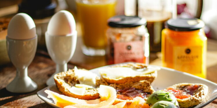 5 alimentos que aumentam o colesterol para evitar no café da manhã