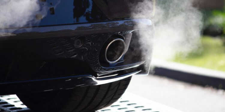 Novo estudo determina se carros a combustão são mais confiáveis que os elétricos