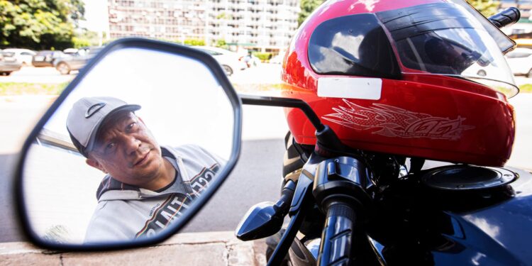 Nova lei do capacete vai exigir que motociclistas tenham dispositivo obrigatório no equipamento