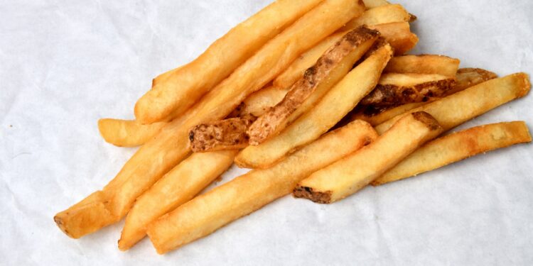 A técnica que cozinheiros não querem que você saiba para fazer batatas fritas perfeitas