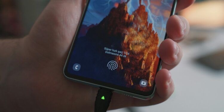 4 maneiras práticas de carregar o celular quando falta energia elétrica