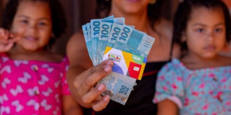 Aumento de 5% é confirmado e beneficiários do Bolsa Família ganham motivo para comemorar