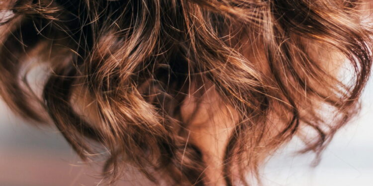 5 sinais que o couro cabeludo dá antes do cabelo começar a cair