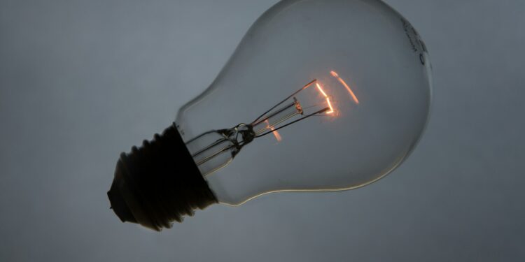 6 hábitos simples que ajudam a economizar energia elétrica