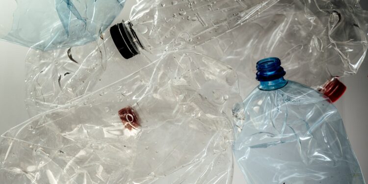 Devolver garrafas de plástico e latas vai render dinheiro de volta a partir de sexta-feira (10/04) neste país