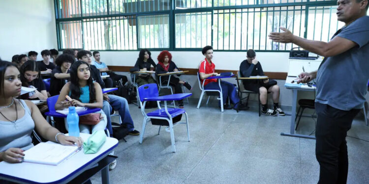Gestores que não pagarem o piso salarial de professores serão multados em até 24 vezes o valor do seu salário