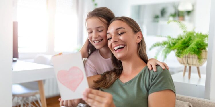 Caixa libera presente de R$ 300 para mães brasileiras resgatarem ainda hoje
