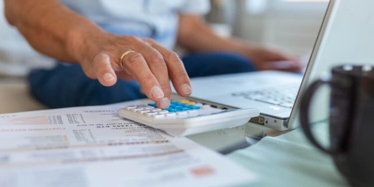 Governo determina desconto de até 65% na conta de luz para famílias que cumprirem requisitos